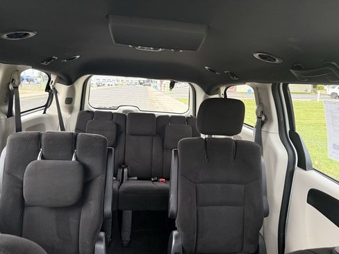 Used 2016 Dodge Grand Caravan SE image 32
