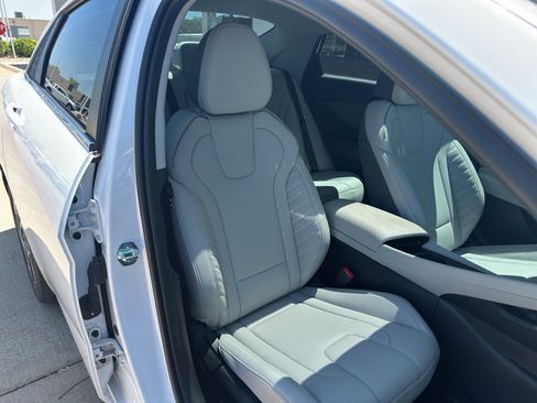 Used 2025 Hyundai Elantra Limited FWD image 33