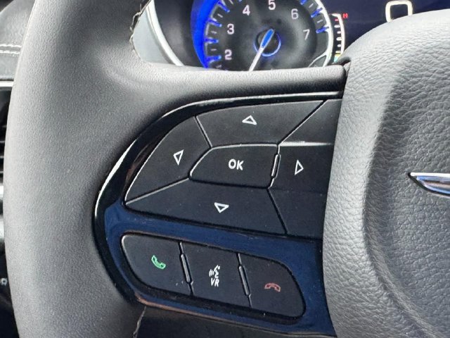 Used 2025 Chrysler Pacifica Limited FWD image 23