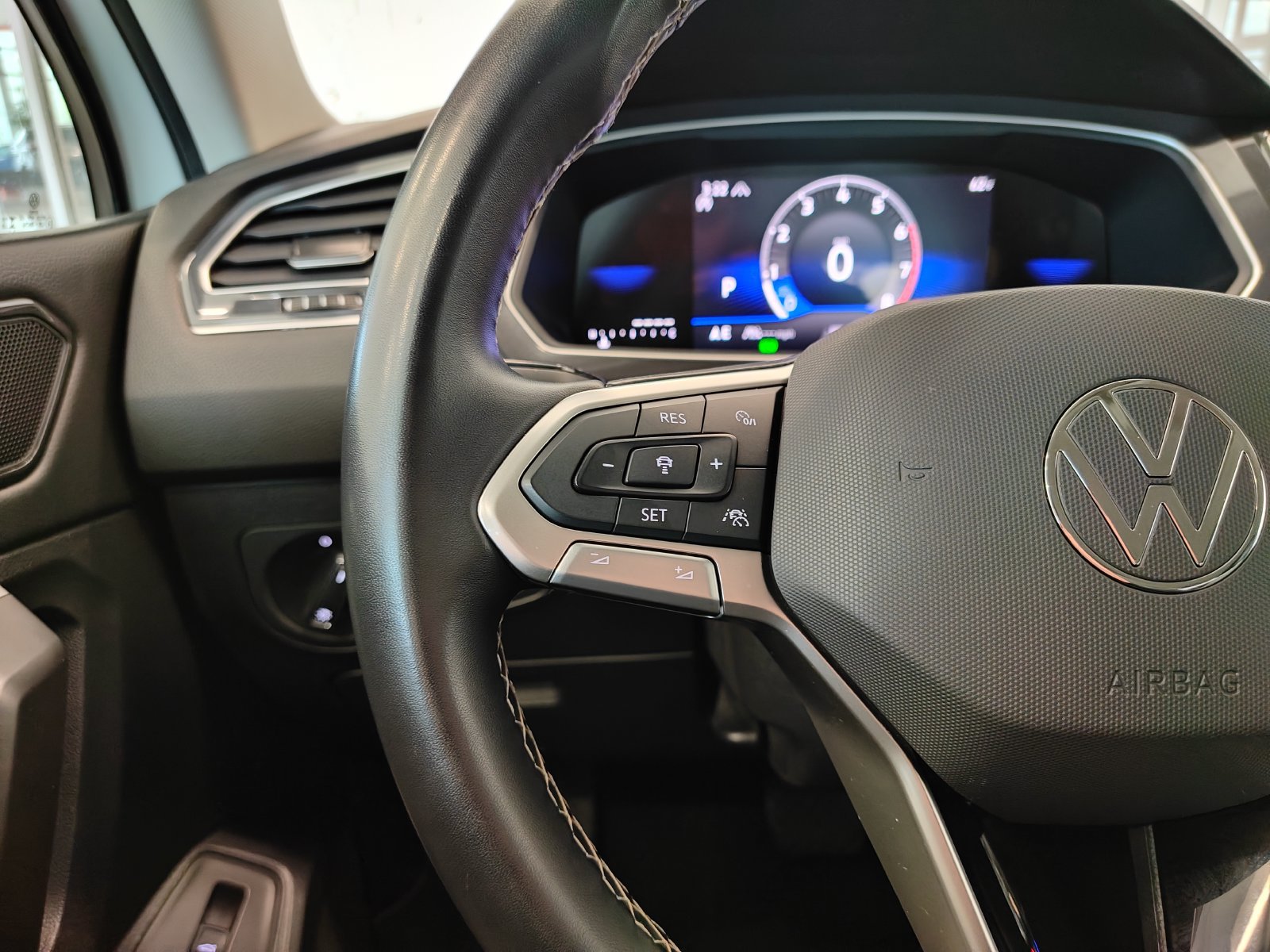 Used 2024 Volkswagen Tiguan SE AWD/4WD image 11