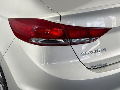 Used 2017 Hyundai Elantra SE image 35