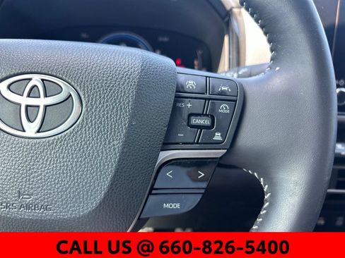 Used 2025 Toyota Camry SE FWD image 13