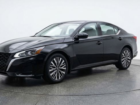 Used 2025 Nissan Altima 2.5 SV FWD image 3