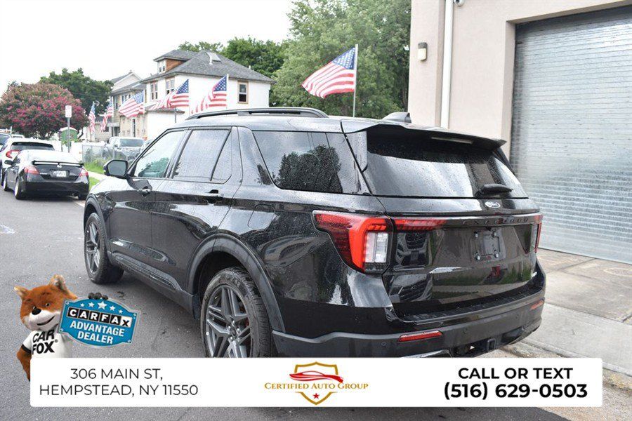 Used 2025 Ford Explorer ST-Line w/ ST-Line Street Pack AWD/4WD image 8