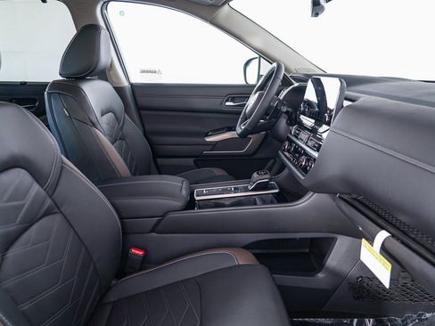 Certified 2025 Nissan Pathfinder Platinum image 19