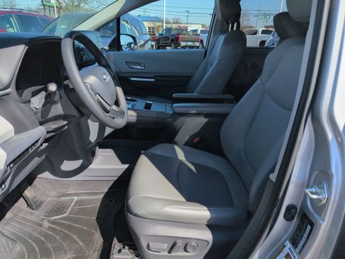 Used 2021 Toyota Sienna XLE image 9