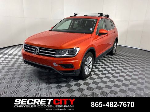 Used 2018 Volkswagen Tiguan SE w/ Panoramic Sunroof Package FWD image 3