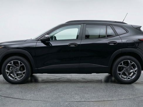Used 2025 Chevrolet Trax LT w/ LT Convenience Package FWD image 4