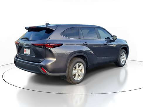 Certified 2024 Toyota Highlander LE AWD/4WD image 4