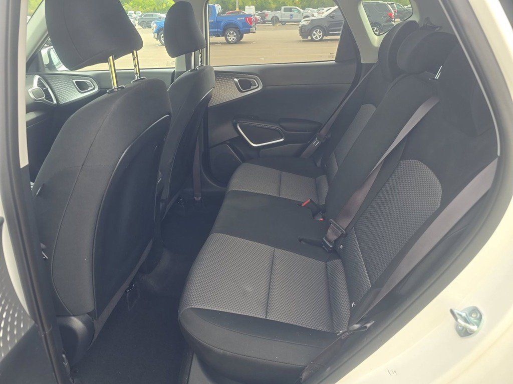 Used 2025 Kia Soul LX w/ LX Technology Package FWD image 13