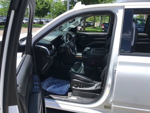 Used 2020 Chevrolet Tahoe LT w/ RST Edition AWD/4WD image 22