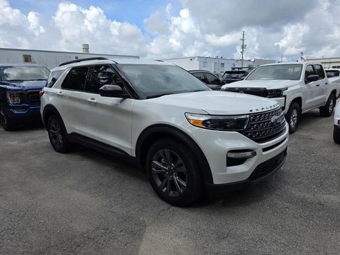 Used 2024 Ford Explorer XLT w/ Equipment Group 202A RWD image 1
