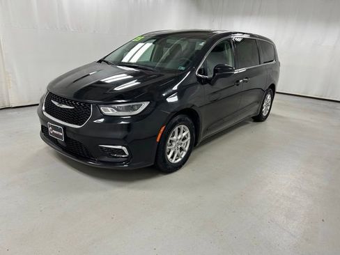 Used 2023 Chrysler Pacifica Touring-L FWD image 2