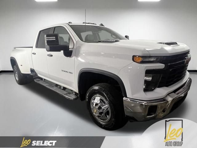 Used 2025 Chevrolet Silverado 3500 W/T AWD/4WD image 4