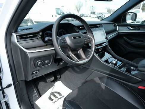 New 2026 Jeep Grand Cherokee Altitude AWD/4WD image 4