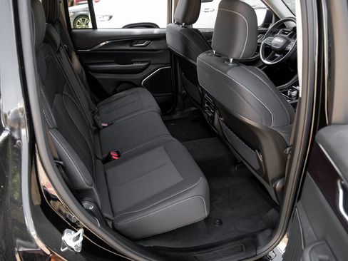 Used 2022 Jeep Grand Cherokee Laredo w/ Luxury Tech Group I image 47