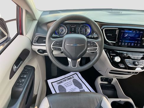 Used 2017 Chrysler Pacifica Touring w/ Tire & Wheel Group FWD image 20