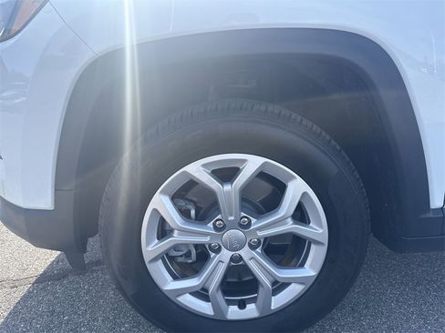 Used 2024 Jeep Compass Latitude image 17