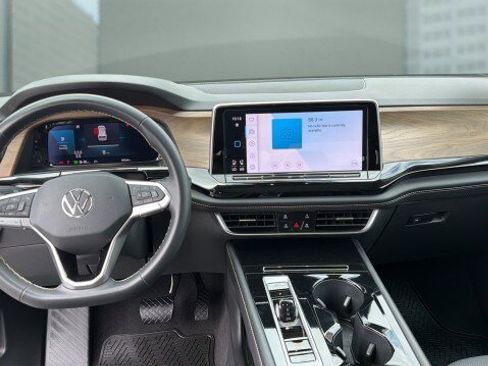 Used 2024 Volkswagen Atlas SE w/ Panoramic Sunroof Package FWD image 20