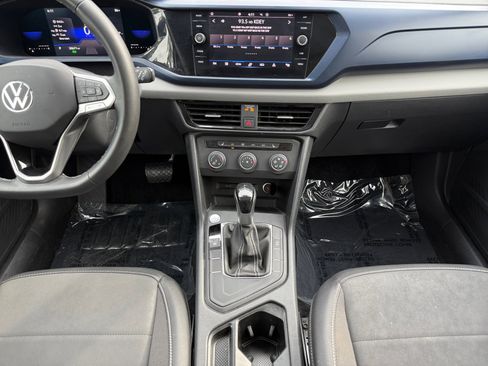 Used 2022 Volkswagen Taos SE w/ Panoramic Sunroof Package image 11