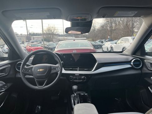 Used 2025 Chevrolet Trax LT image 27