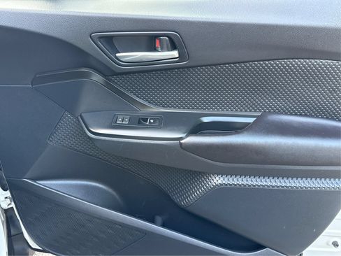 Used 2018 Toyota C-HR XLE FWD image 22