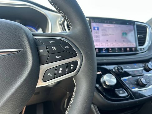 Used 2026 Chrysler Pacifica Limited FWD image 13