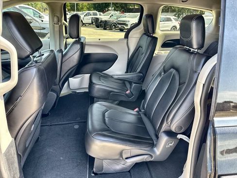 Used 2023 Chrysler Pacifica Touring-L FWD image 21