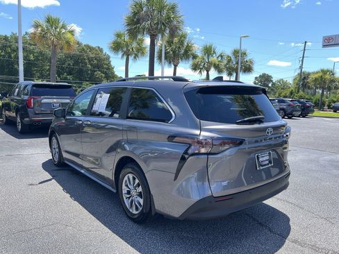Used 2024 Toyota Sienna XLE FWD image 8