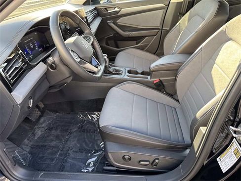 Certified 2025 Volkswagen Jetta SE w/ Sunroof Package image 13