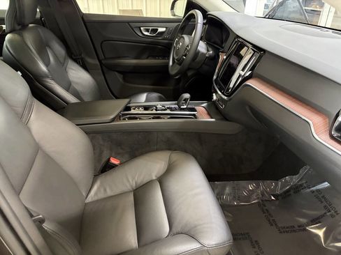 Used 2024 Volvo V60 B5 Cross Country Plus image 31