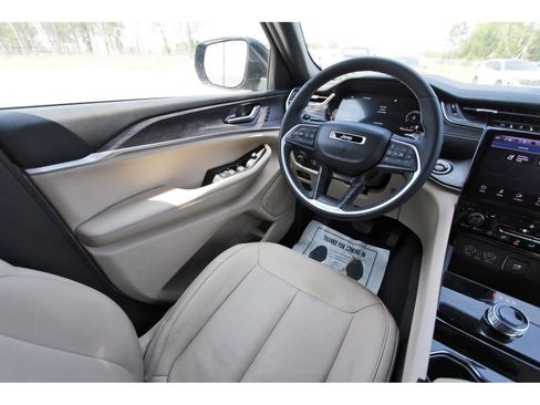 Used 2023 Jeep Grand Cherokee L Limited RWD image 10