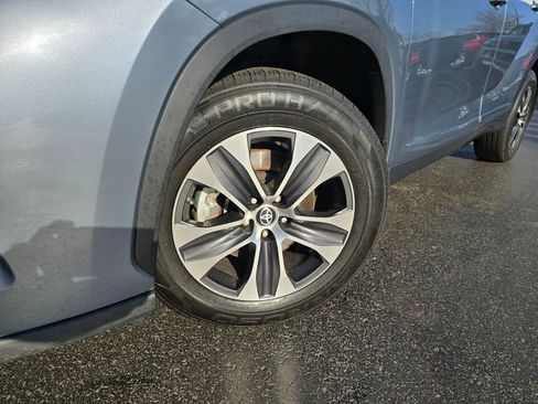 Used 2023 Toyota Highlander XLE AWD/4WD image 2