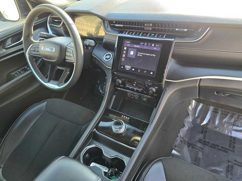 Used 2024 Jeep Grand Cherokee Altitude RWD image 10