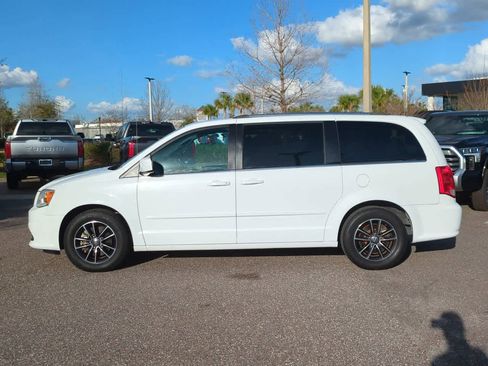 Used 2017 Dodge Grand Caravan SXT image 3