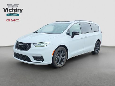 Used 2025 Chrysler Pacifica Limited FWD image 3