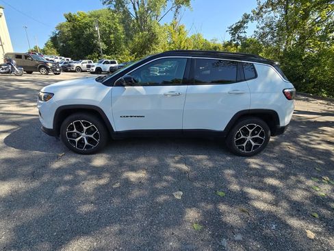 Used 2024 Jeep Compass Limited AWD/4WD image 3
