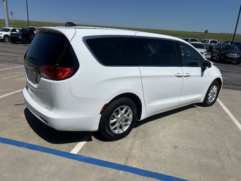 Used 2023 Chrysler Voyager LX FWD image 5