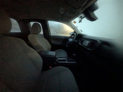 Used 2018 Toyota Tacoma SR image 10