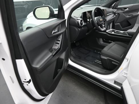 Used 2025 Chevrolet Equinox LT FWD image 16
