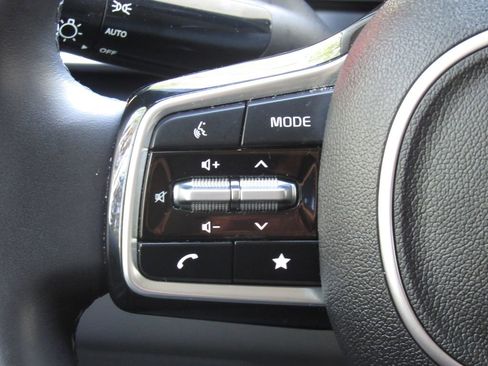 Used 2025 Kia Carnival FWD image 24
