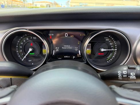 Used 2023 Jeep Wrangler Unlimited w/ Sun & Screen Package AWD/4WD image 12