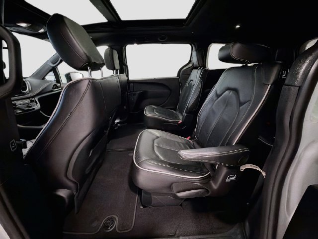 Used 2025 Chrysler Pacifica Limited FWD image 24