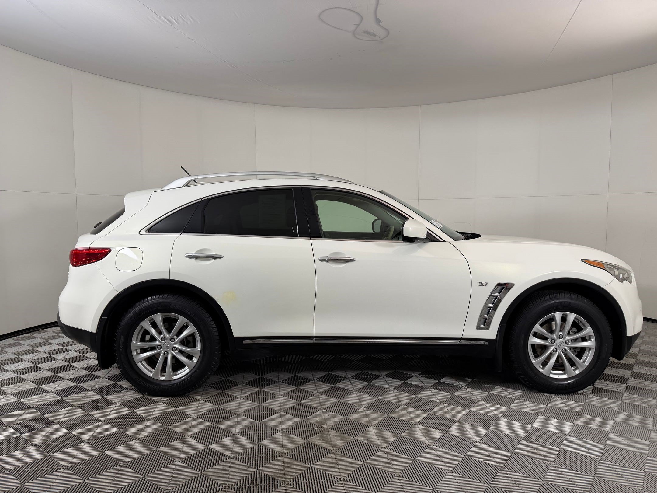 Used 2016 INFINITI QX70 AWD w/ Premium Package image 8