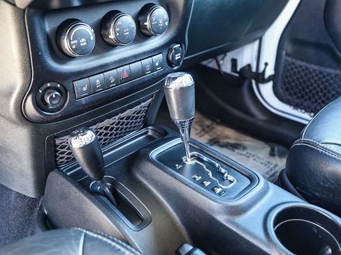 Used 2015 Jeep Wrangler Unlimited Sahara AWD/4WD image 20