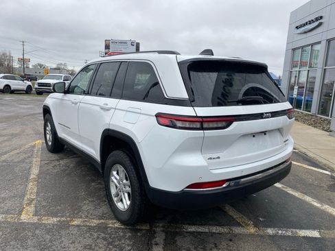 Used 2023 Jeep Grand Cherokee Laredo AWD/4WD image 3