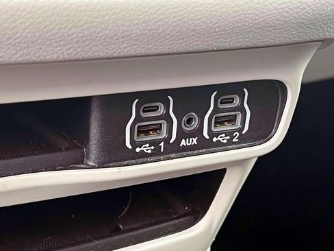 Certified 2023 Chrysler Pacifica Touring-L FWD image 28