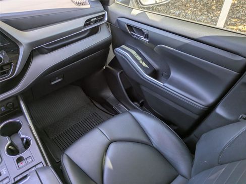 Used 2022 Toyota Highlander XLE AWD/4WD image 21