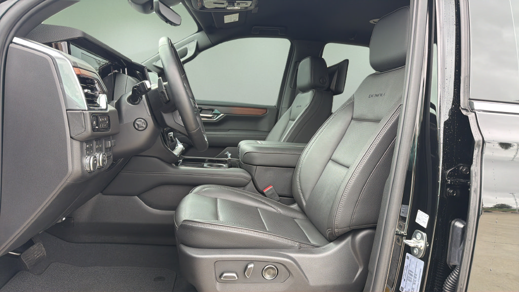 Used 2026 GMC Yukon Denali w/ Advanced Technology Package AWD/4WD image 28