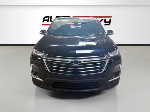 Used 2024 Chevrolet Traverse LT image 2